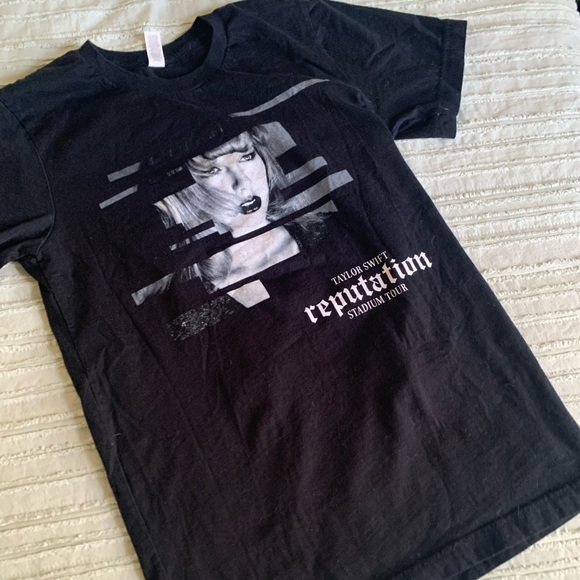 Taylor Swift Reputation Official Tour Tee Size Small 🖤 - Picture 1 of 5